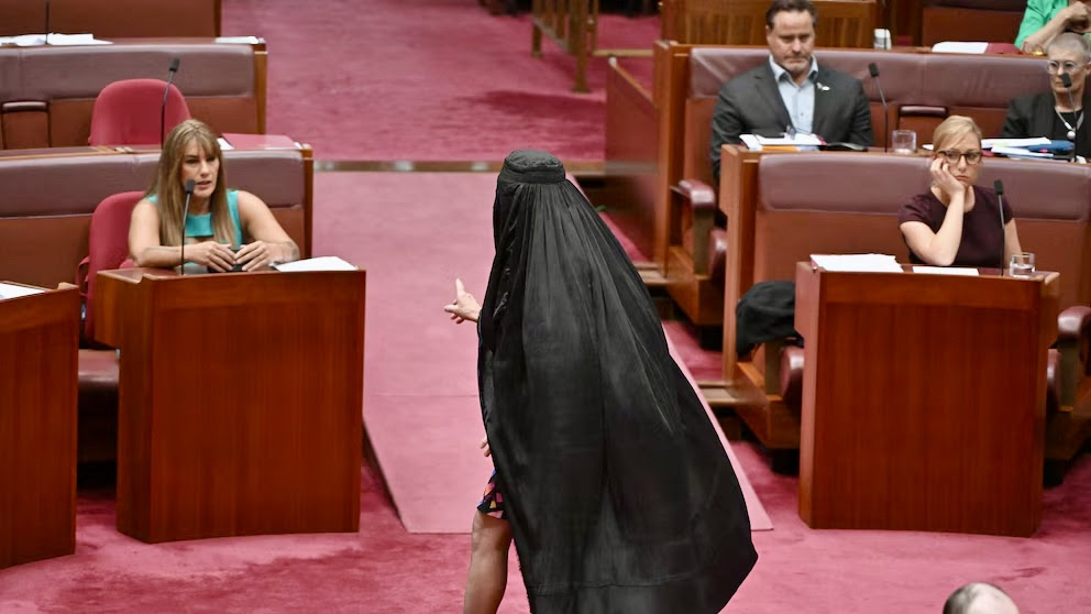 Protesto amacıyla burka giydiği için parlamentodan uzaklaştırıldı