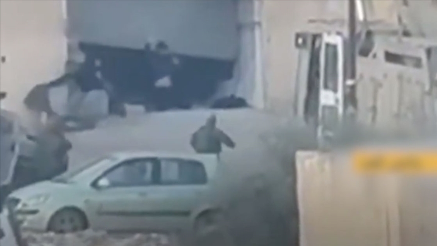 Katil İsrail Batı Şeria'da ellerini havaya kaldırarak teslim olan 2 Filistinliyi infaz etti