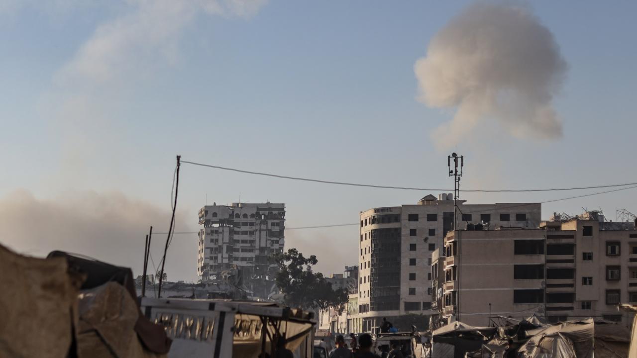 Soykırımcı İsrail, Gazze’de konutları yıktı, Han Yunus'u bombaladı