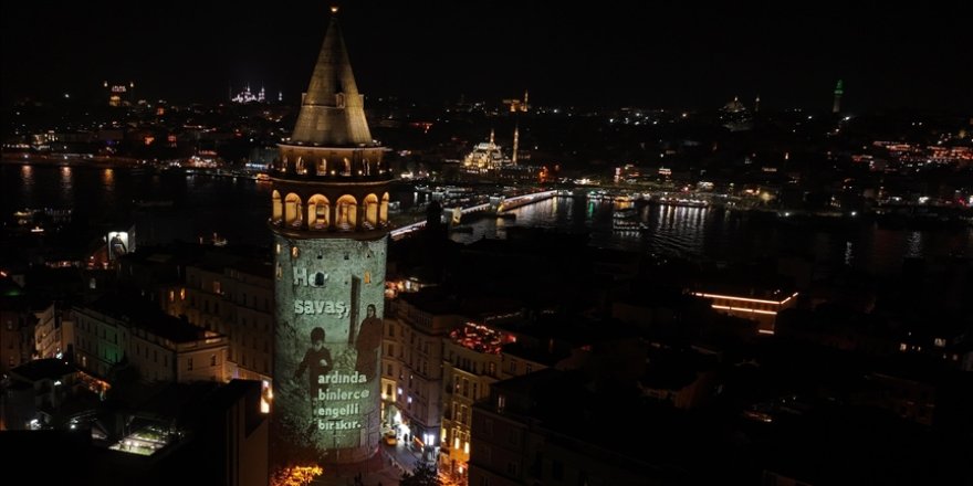Galata Kulesi'ne savaşlarda engelli kalan çocuklar ve sivillerin videosu yansıtıldı