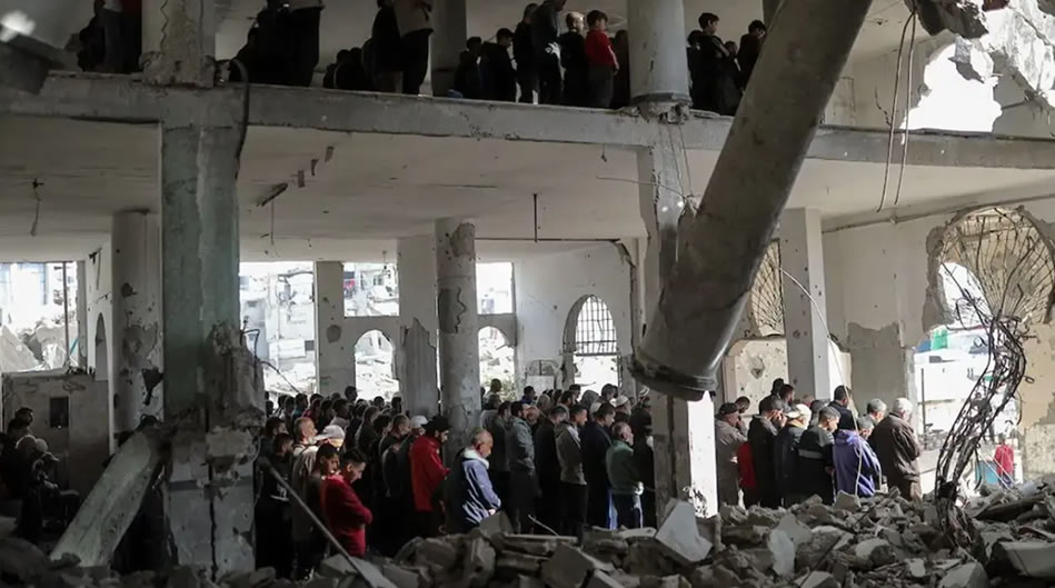 Cuma namazını Selahaddin Camii’nin enkazında kıldılar!