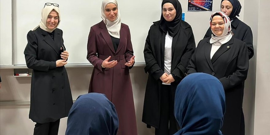 Suriye Cumhurbaşkanı Şara'nın eşi Latife El Durubi'den Kadıköy Anadolu İmam Hatip Lisesi'ne ziyaret