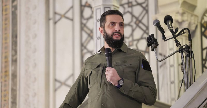 Ahmed Şara devrim günü giydiği üniformayla sabah namazına katıldı