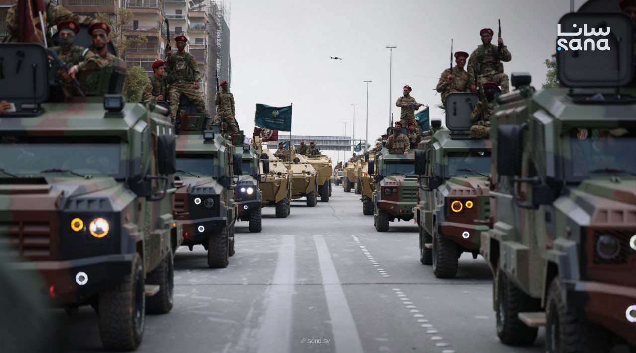 Suriye ordusu, zaferin yıldönümünde Gazze sloganları ile yürüdü
