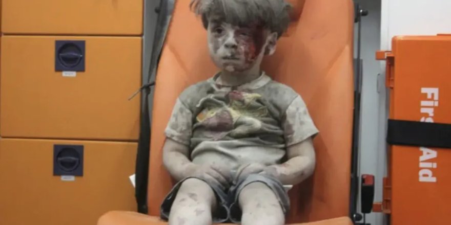 Suriye'de zafer günü: Devrimin sembolü Ümran Dakneş sahneye çıktı