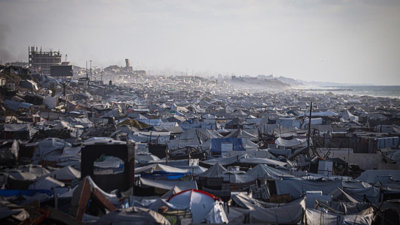 Gazze'de beklenen fırtına ve soğuk hava dalgası çadırlardaki binlerce aileyi tehdit ediyor
