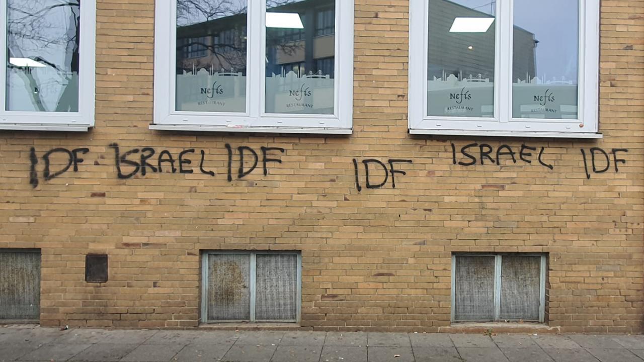 Almanya’da iki camiye düzenlenen saldırıda duvarlara "İsrail" ve "IDF" yazıldı