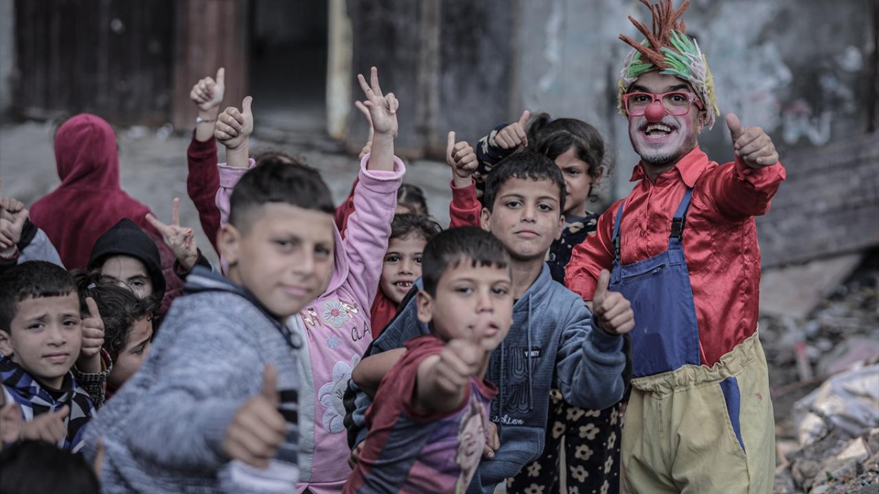 Ailesini İsrail'in saldırısında kaybeden Gazzeli palyaço, acısına rağmen çocukları güldürüyor