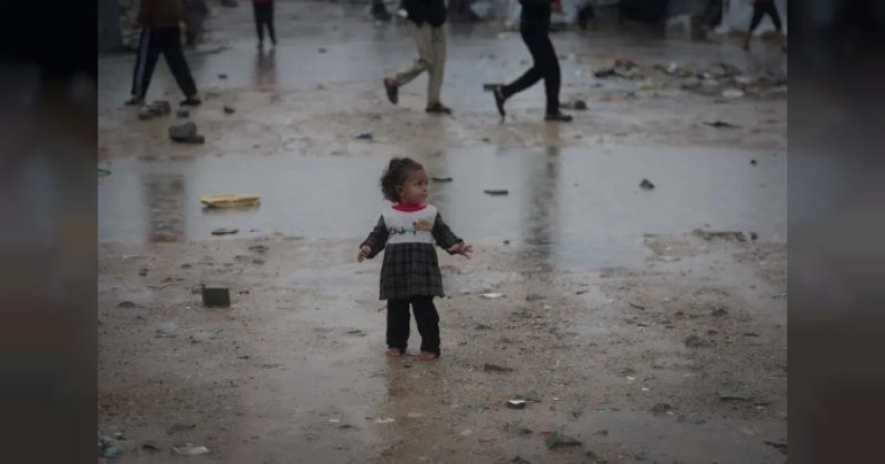 Gazze'de fırtına ve yağmur çadırları yerlerinden söküyor