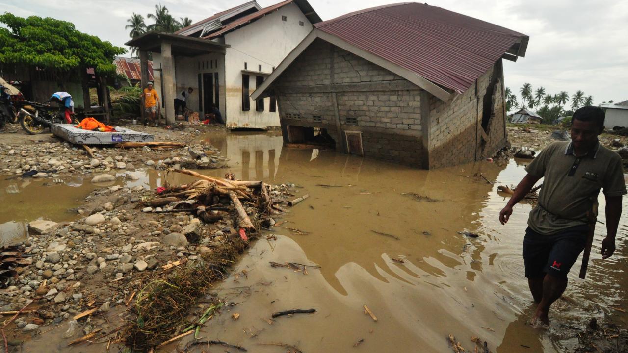 Endonezya'da şiddetli yağışların yol açtığı afetlerde ölü sayısı 1030'a yükseldi