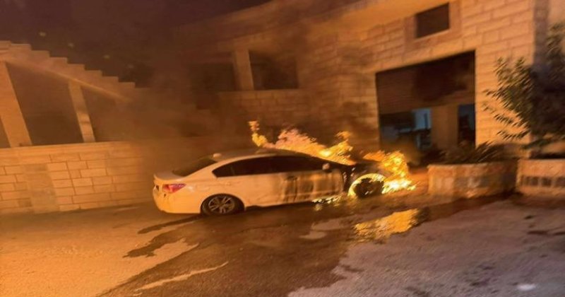 Fanatik yahudi çeteler Ramallah’ta Filistinlilerin araçlarını yaktı