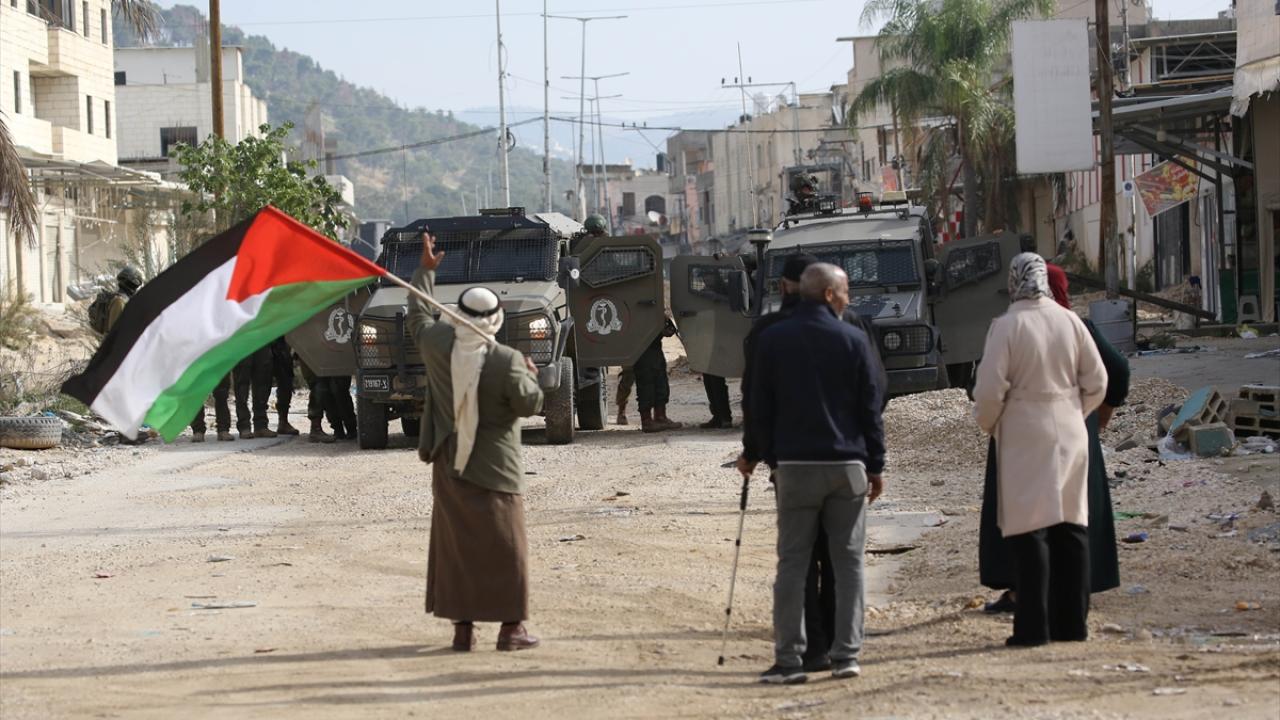 Gazze'de katil İsrail askerlerinin açtığı ateşte 3'ü çocuk 4 Filistinli yaralandı