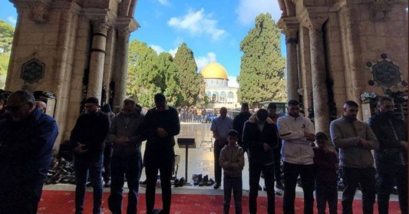 İşgal güçlerinin kısıtlamalarına rağmen 50 bin kişi Cuma namazını Mescid-i Aksa’da kıldı