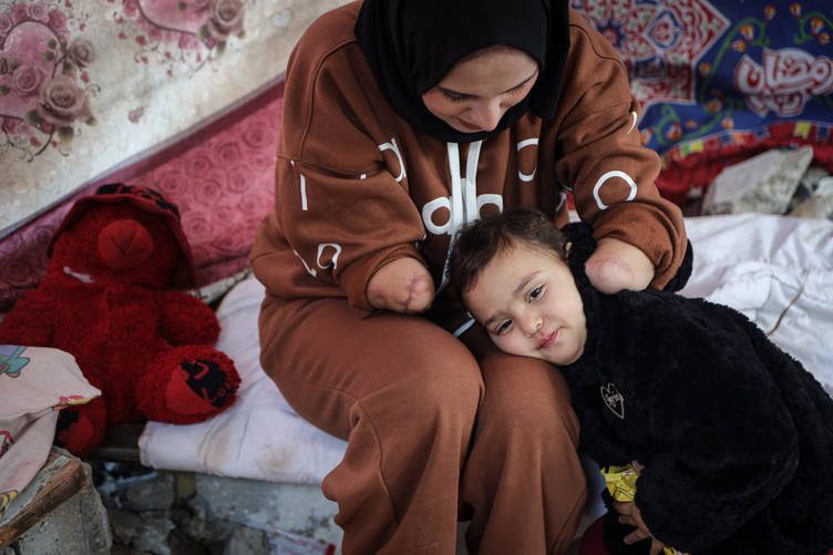 Katil İsrail Gazze'de kadınları annelikten, küçükleri çocukluktan mahrum etti