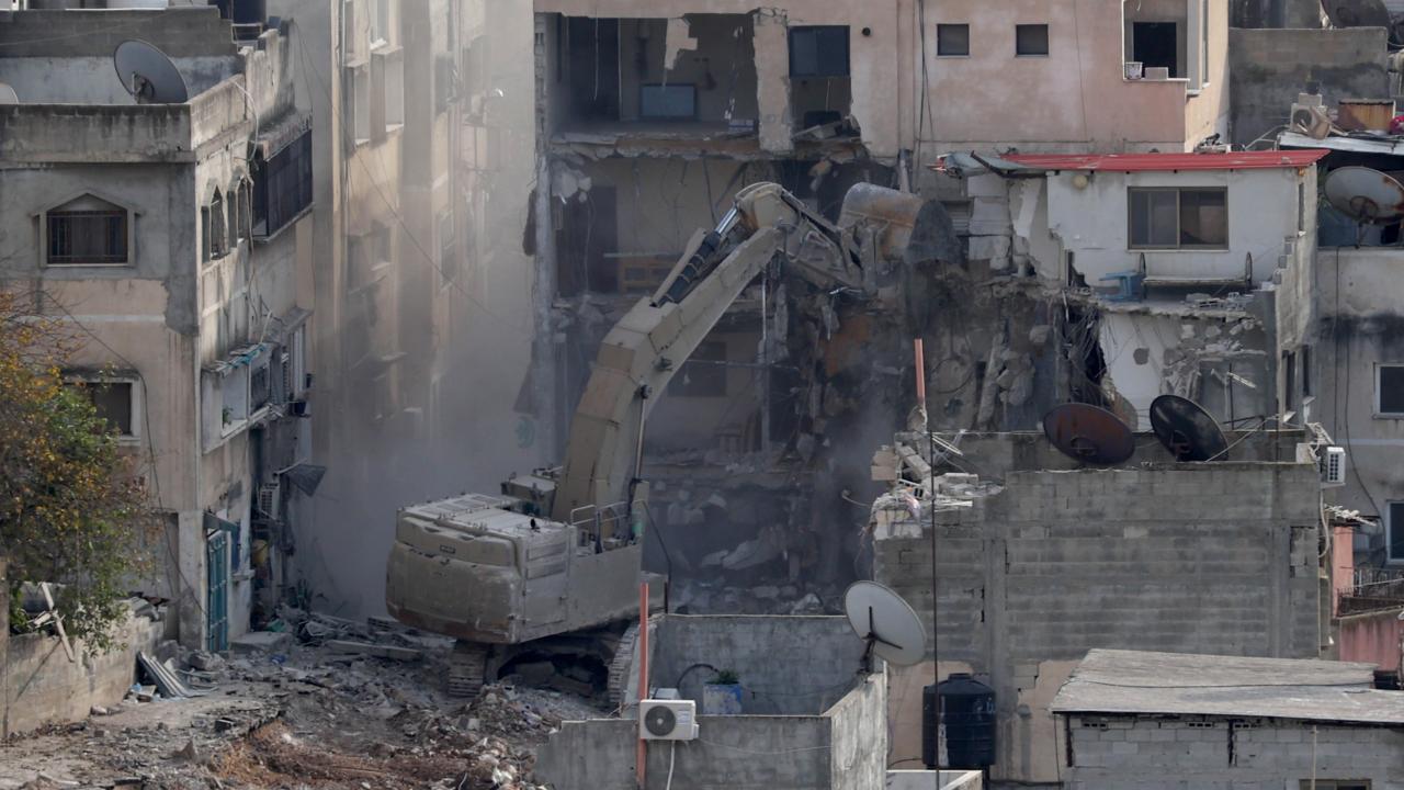 İşgalci İsrail, Batı Şeria’da Filistinlilere ait 2 katlı evi yıktı