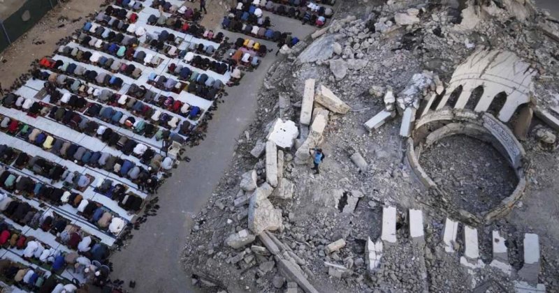 Gazze'de enkaz üstünde geçici mescitler kuruluyor