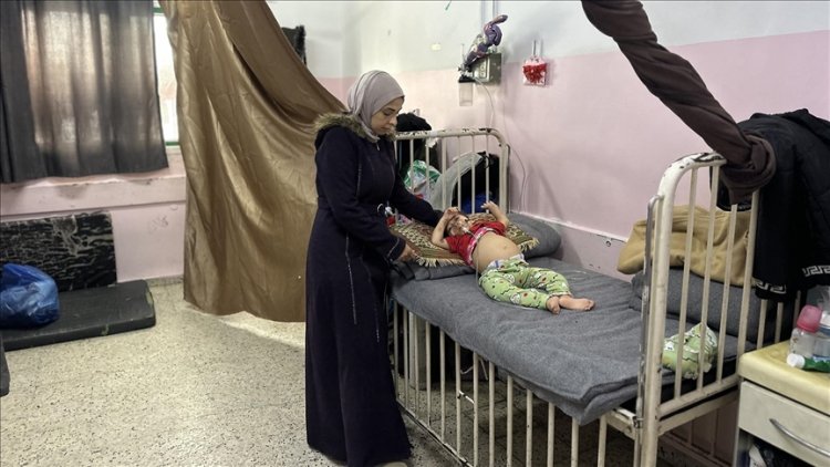Gazze'de tedavi olamayan çocuklar, hastane köşelerinde ölümle pençeleşiyor