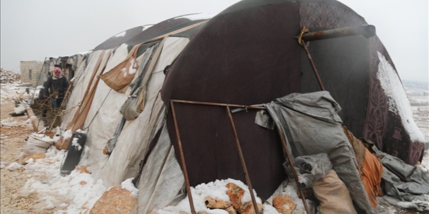 İdlib ve Halep'teki çadır kamplarda yaşayan Suriyeliler çetin kış şartlarıyla mücadele ediyor
