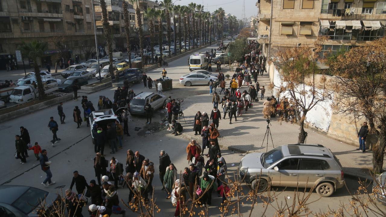 SDG, Halep’te işgal ettiği bölgelerden çıkmak isteyen sivilleri hedef alıyor