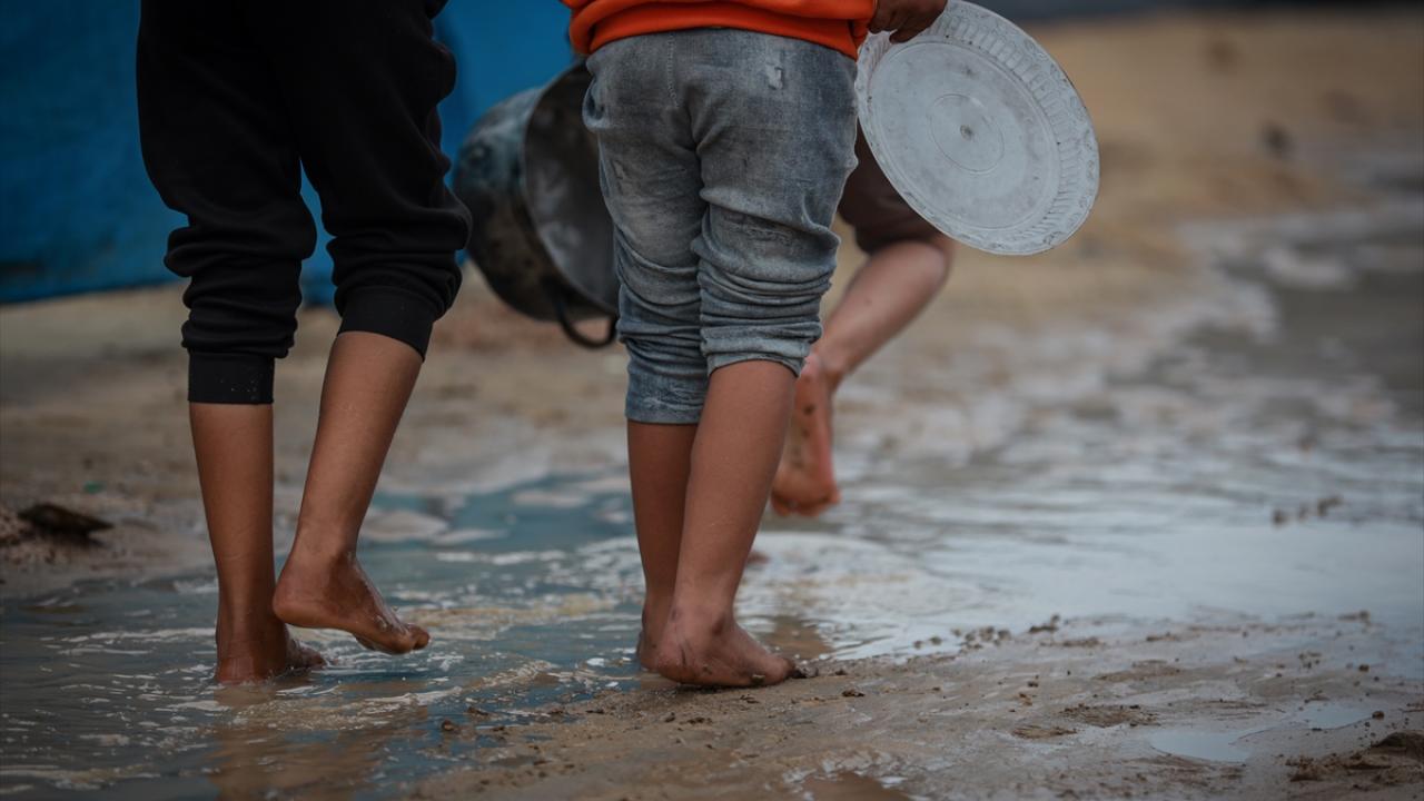 Katil İsrail'in Gazze'ye saldırısında 2 Filistinli yaşamını yitirdi