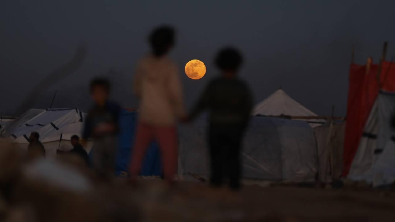 Katil İsrail ordusu, Gazze'de çadırları ve okulları bombalayarak 7 Filistinliyi katletti
