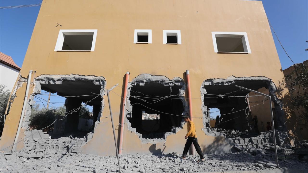 Katil İsrail ordusu, Batı Şeria'da el koyduğu Filistinli ailelerin evlerini askeri karargahlara çevirdi