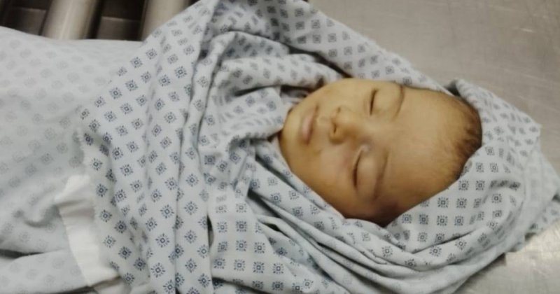 Gazze'de bir bebek soğuktan donarak can verdi