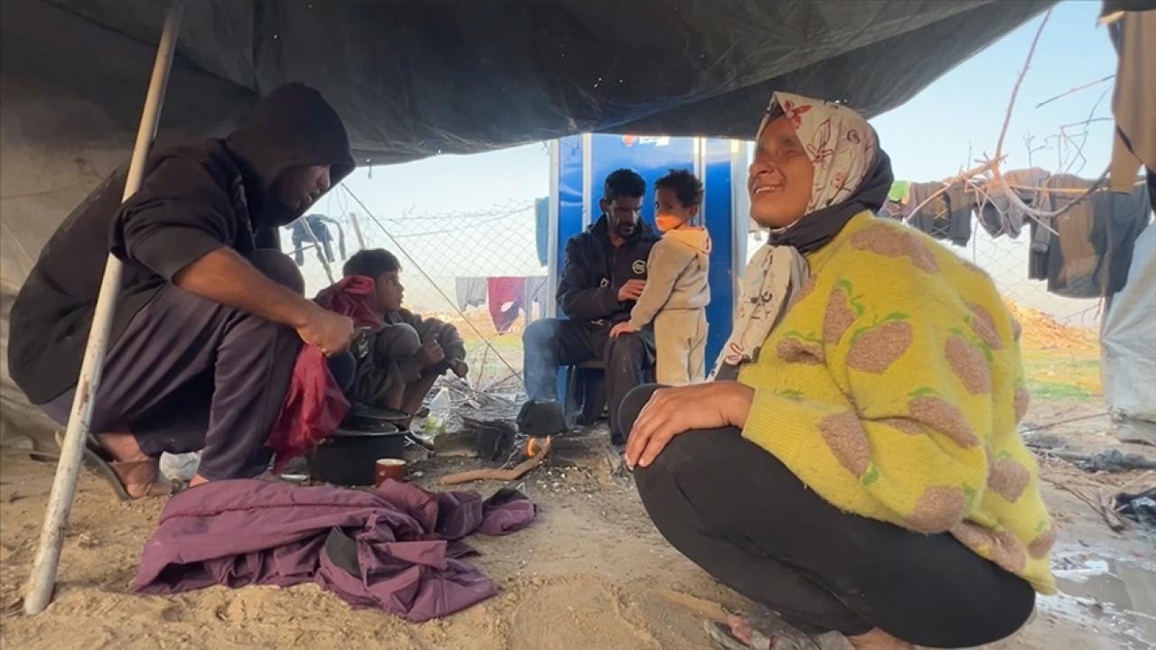 Görme engelli Filistinli anne-baba, çocuklarının yardımıyla yaşamaya çalışıyor