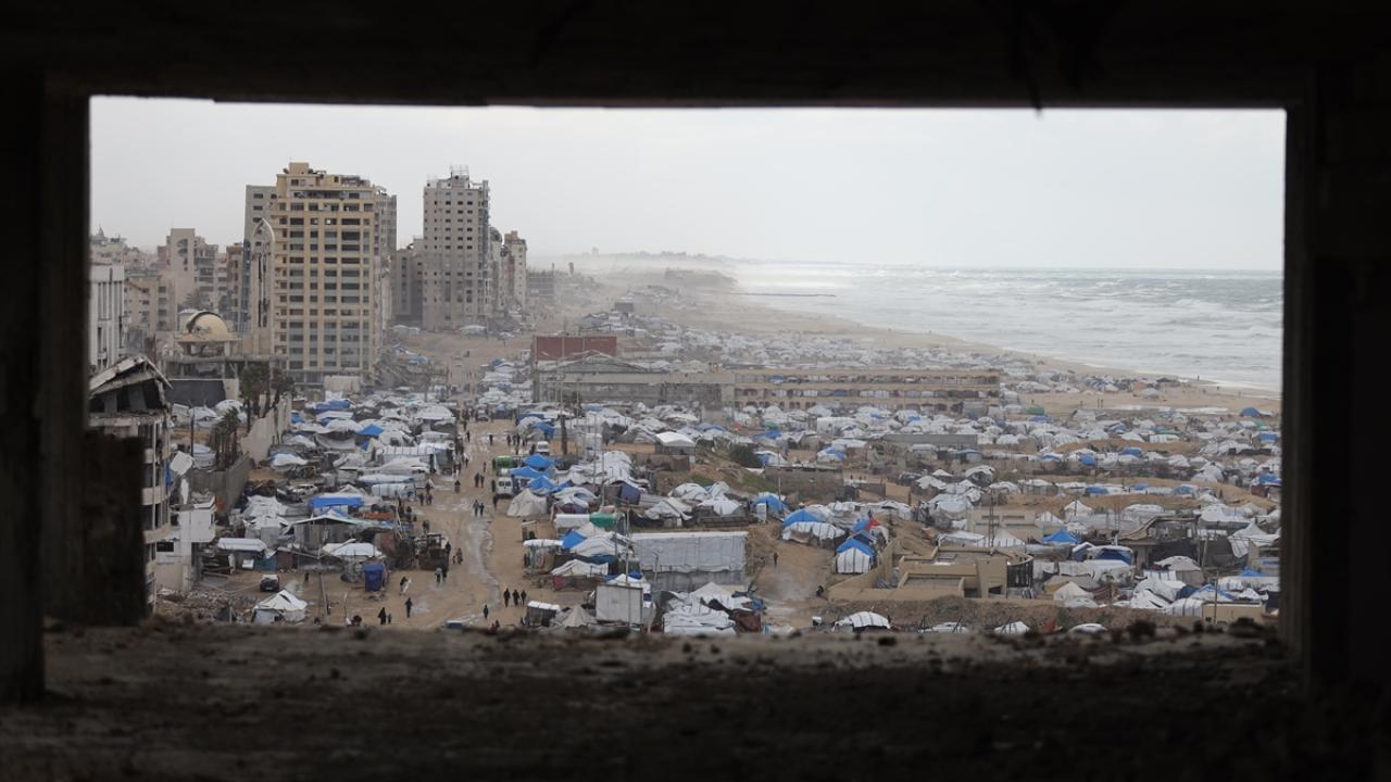 Gazze’de yağış ve fırtına, İsrail saldırılarının neden olduğu felaketi derinleştiriyor