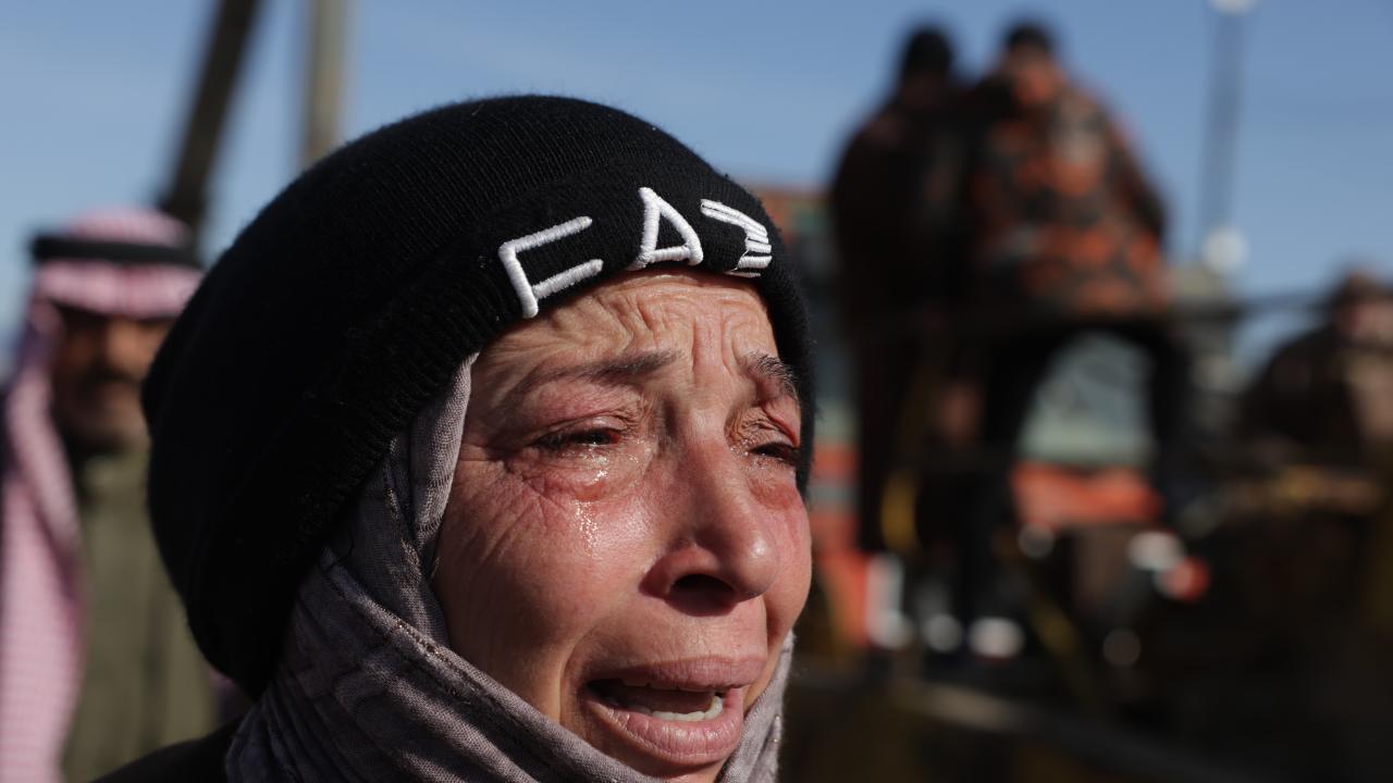 YPG'den kurtarılan Aktan Hapishanesi önünde Suriyeli aileler sevdiklerini arıyor