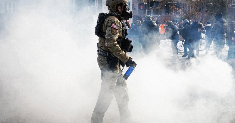 ICE komutanı Gregory Bovino göstericilerin üzerinde kimyasal içeren gaz bombası attı