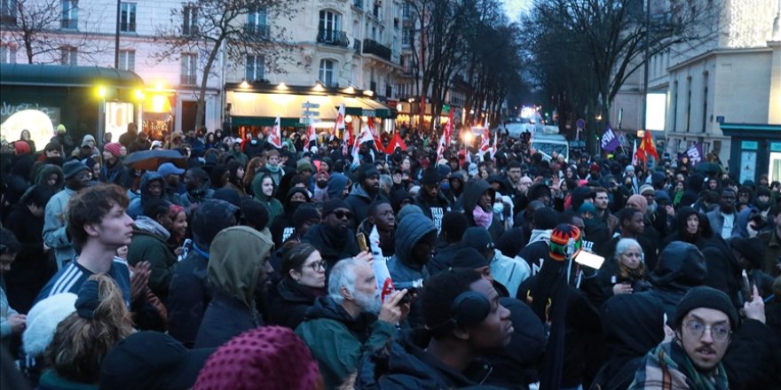 Fransa'da polis şiddeti gören ve gözaltındayken ölen Diarra için yürüyüş yapıldı