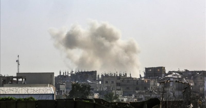 İşgalci İsrail, Gazze'nin kuzey ve güneyine hava ve kara saldırılarına devam ediyor