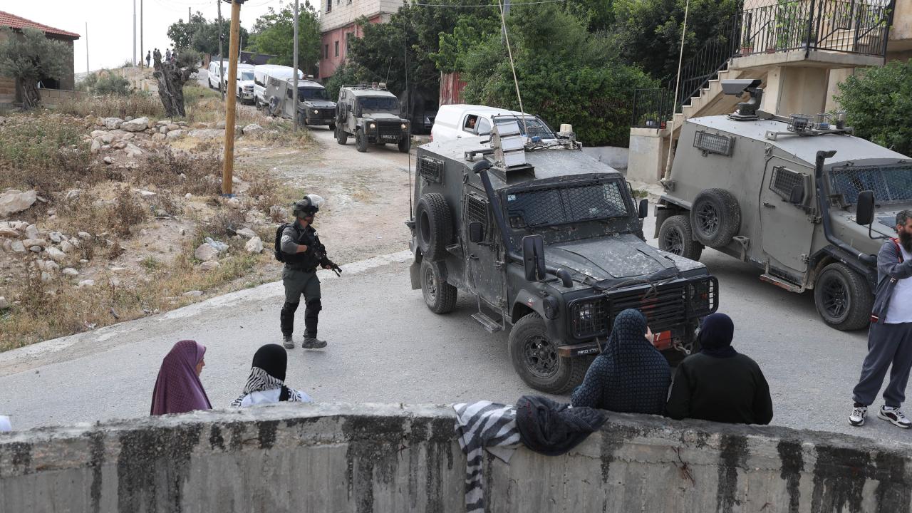İşgalci İsrail ordusu Doğu Kudüs'teki Hizma beldesini iki gündür kuşatıyor