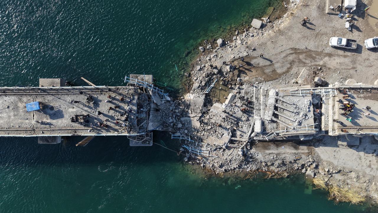 Suriye hükümeti, YPG'nin Rakka'da patlattığı köprüleri tadilata başladı