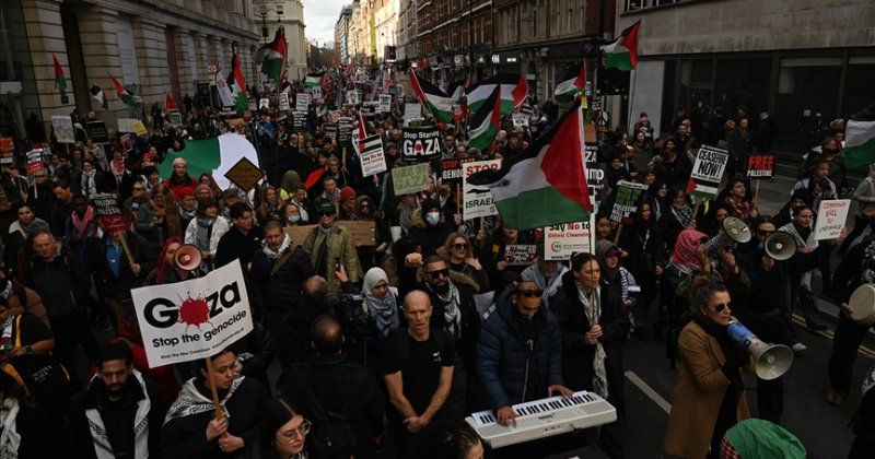 İngiltere'de onbinlerce kişi Filistin'e destek için ulusal yürüyüş düzenledi