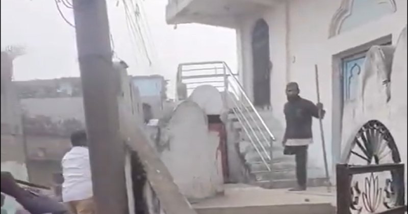 Tek bacağı ile Hindulara karşı camiyi savundu