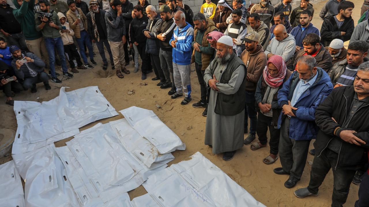 The Guardian: İsrail, Gazze'deki savaş mezarlığının bir kısmını buldozerlerle tahrip etti