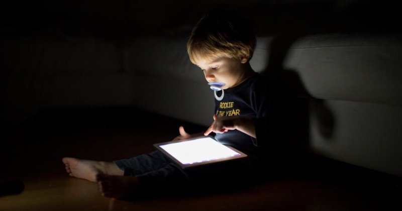 Kendi evladını içeriğe dönüştüren annelik krizi