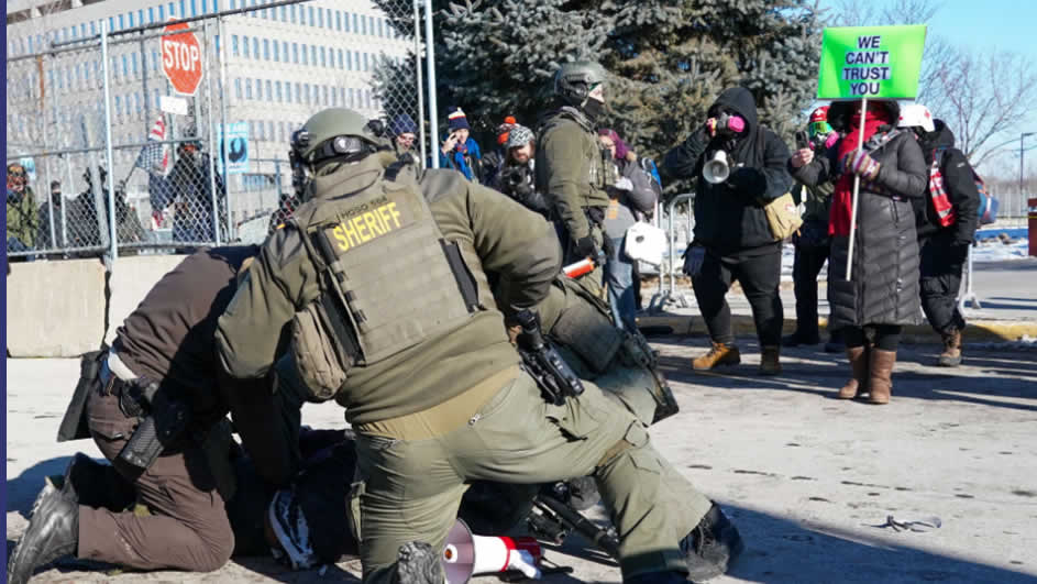 Yıllarca devlet terörüne tanık olduğum için çok iyi bilirim. Ve şimdi onu ABD ve İsrail'de görüyorum