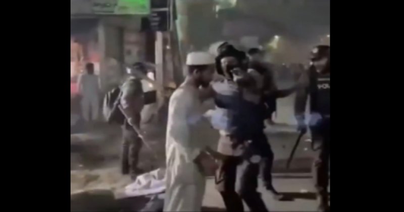 Hindistan'da medrese hocası onlarca polise karşı mücadele etti