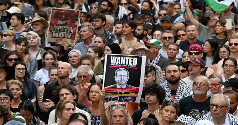 Avustralya polisi Siyonist Herzog'u protesto edenlere saldırdı