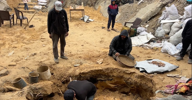 Gazze'de bir adam, ailesinin kalıntılarını un eleğiyle arıyor