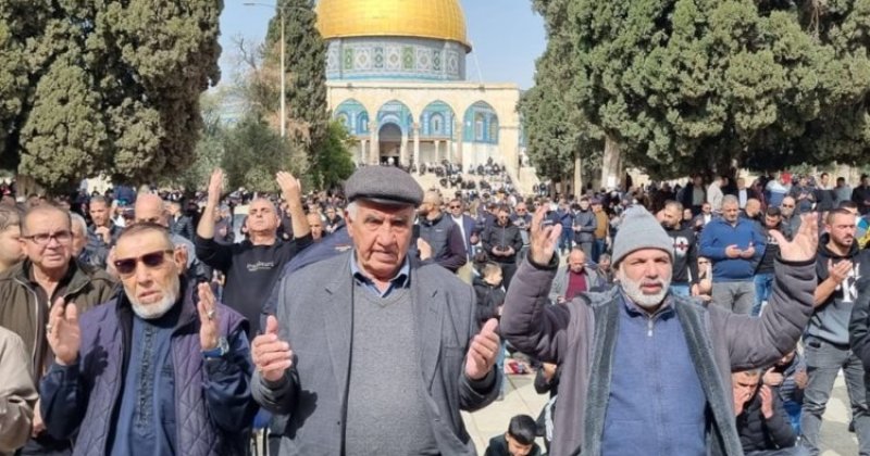 On binlerce Filistinli Şaban ayının son cumasını Mescidi Aksa’da eda etti