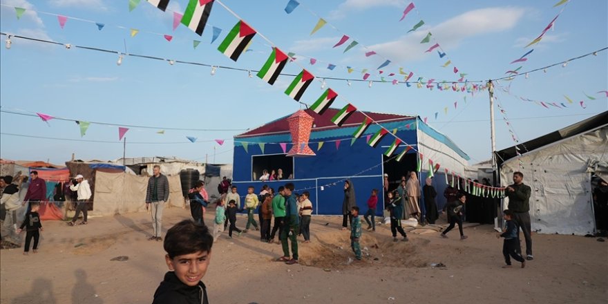 Gazzeliler çadırların arasında da olsa çocuklara "ramazan coşkusunu" yaşatmaya çalışıyor