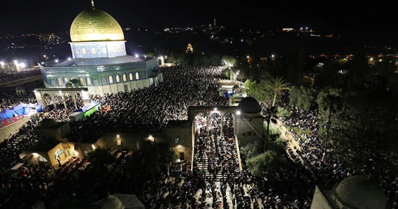 Mescid-i Aksa'da kuşatmaya rağmen 60 bin kişi saf tuttu