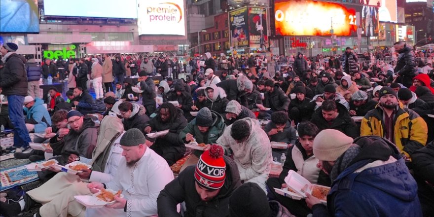 New York'un ünlü Times Meydanı'nda iftar programı düzenlendi