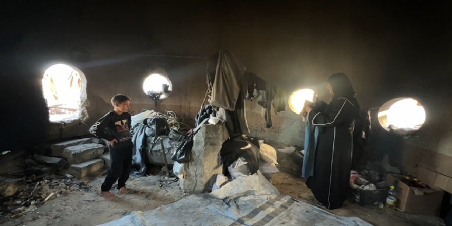 Ramazan ayının buruk geçtiği Gazze'de Filistinli aile yıkılan caminin kubbesinde iftar yapıyor