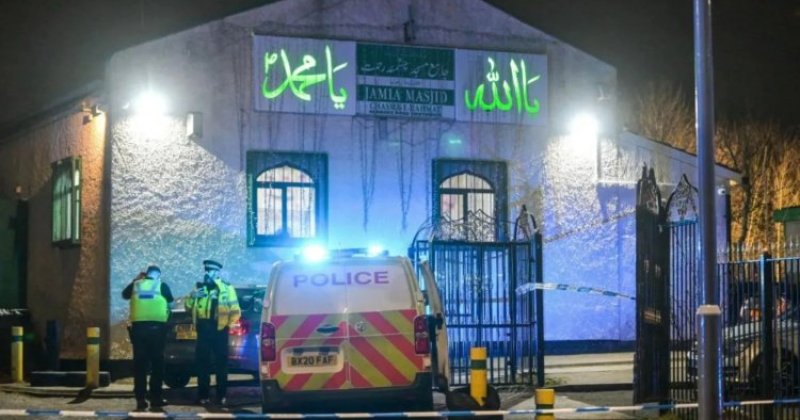 İngiltere'de cami çıkışı bıçaklanan 3 kişiden biri yaşamını yitirdi