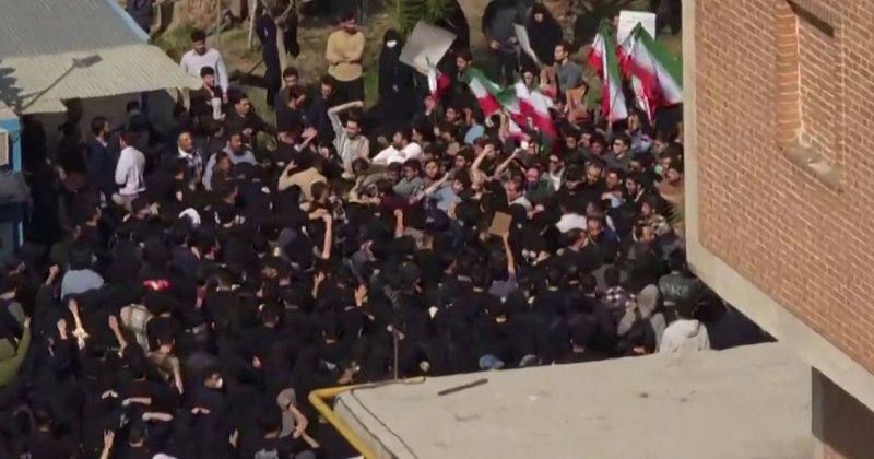 İran'da öğrenci protestoları devam ediyor